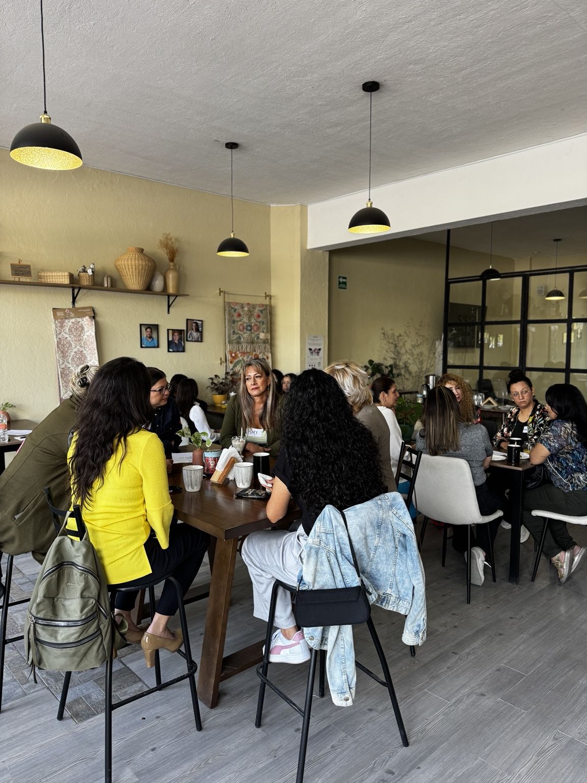 Personas compartiendo una actividad alrededor de la mesa en EmotivaMENTE