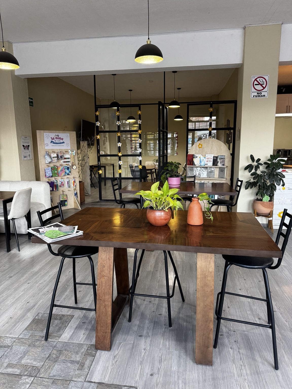 Interior del espacio y cafeter&iacute;a de EmotivaMENTE en Juriquilla
